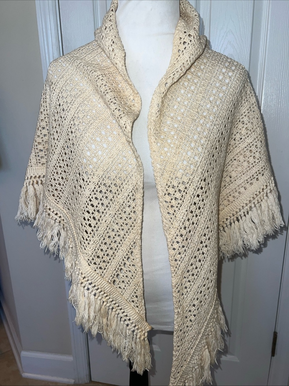 Vtg Elegant Open-knit Wrap shawl w texture & fringes ivory color